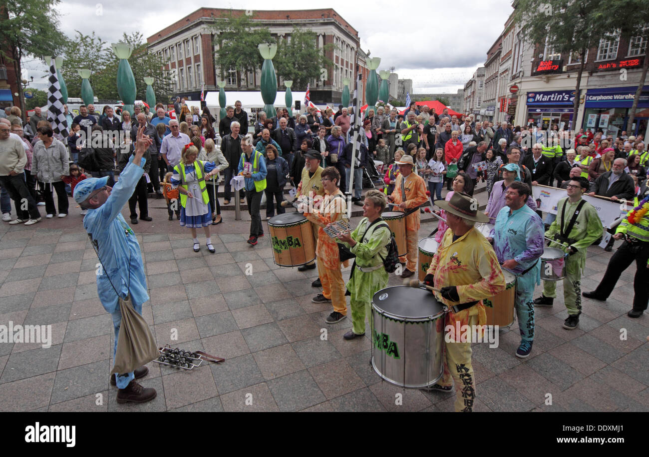 Karamba leader samba Warrington orgoglio Settembre 2013 Cheshire England Regno Unito WA1 Foto Stock