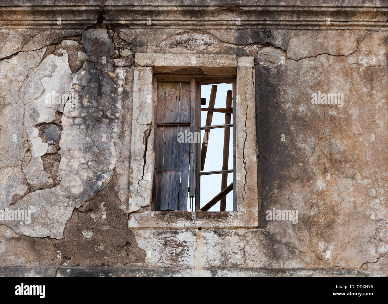 Il vecchio edificio abbandonato la parete di facciata con finestra vuota Foto Stock
