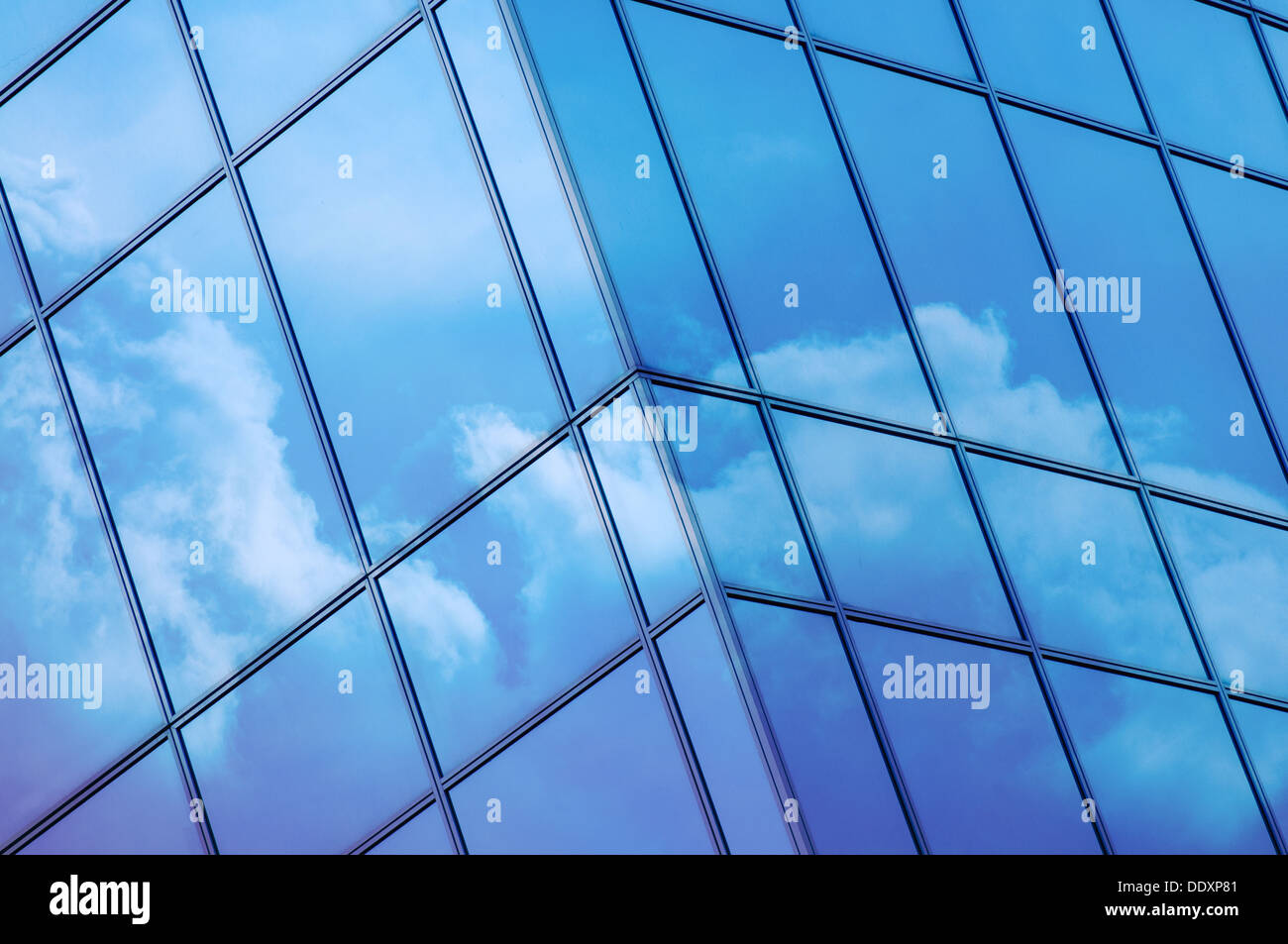 Nuvole riflettono in Windows del moderno edificio per uffici Foto Stock