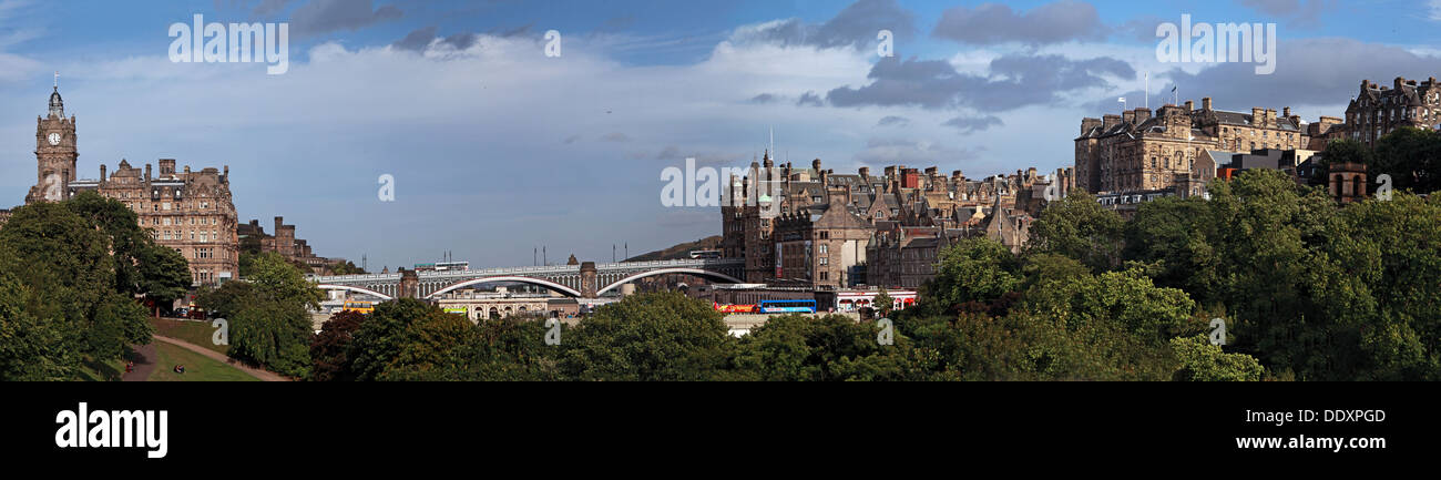 Panorama di Edimburgo, dal Balmoral Hotel a Royal Mile, Scozia, Regno Unito, guardando verso i ponti nord in estate Foto Stock