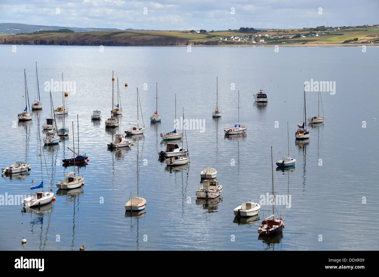 Vista tranquilla di velieri nel porto di Douarnenez, Brittany. Foto Stock