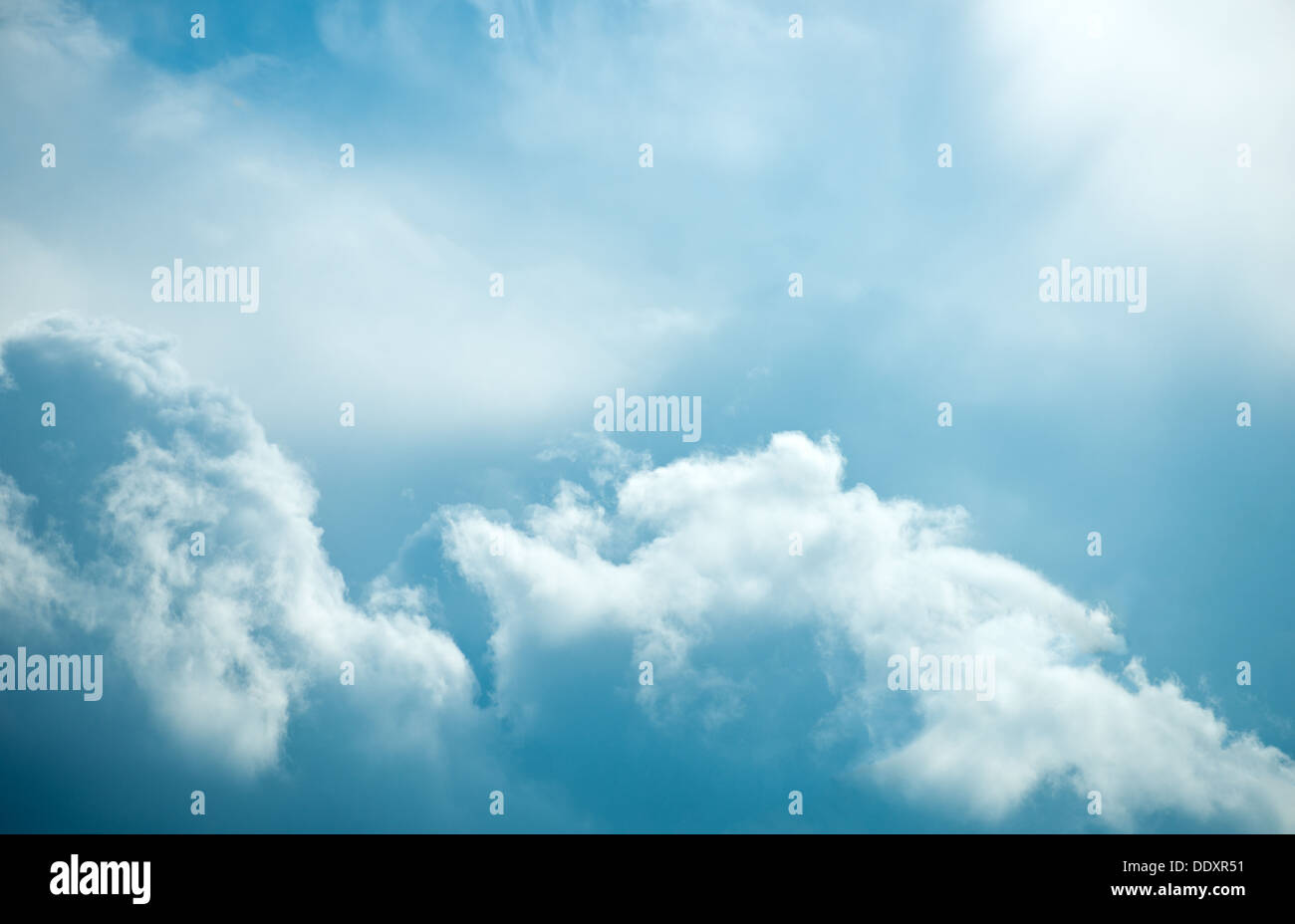 Le nuvole nel cielo blu Foto Stock