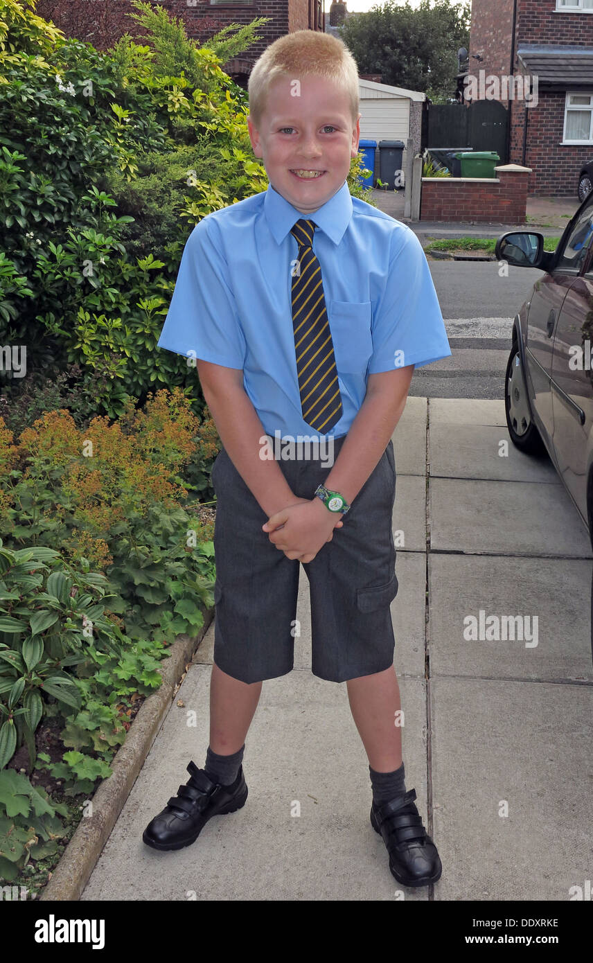 Scolaro il primo giorno del nuovo mandato, in uniforme scolastica nuova, Cheshire, Inghilterra, Regno Unito, WA4 Foto Stock