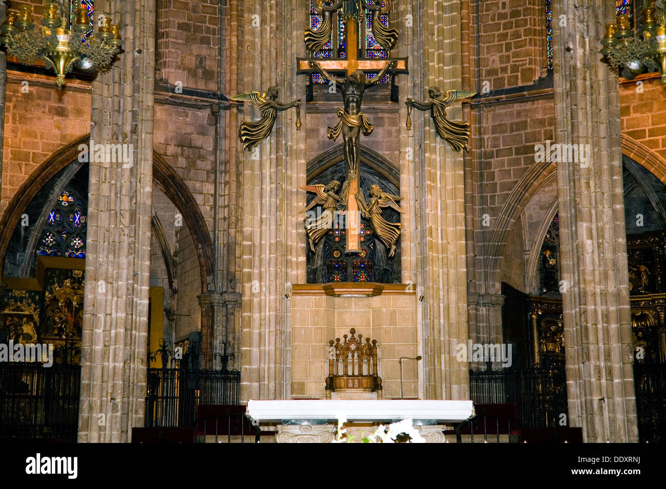 L'altare maggiore (1337) e del Crocifisso nella Cattedrale di Santa Eulalia, Barcellona, Spagna, 2007. Artista: Samuel Magal Foto Stock