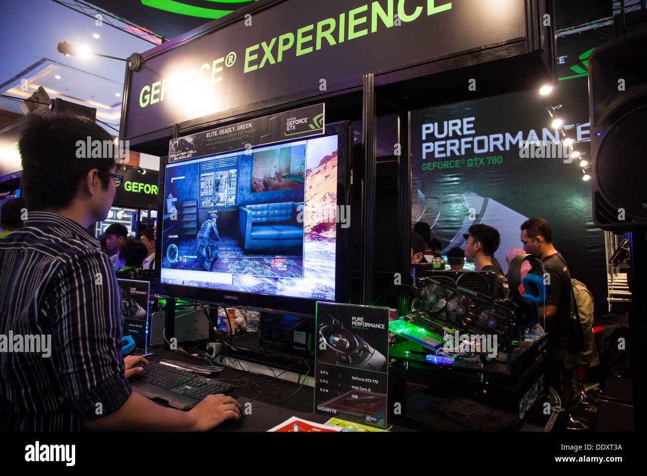 Jakarta, Indonesia, 8 Settembre 2013: Visitatori vivendo più recenti tecnologie GPU di NVIDIA in Indo Game Show 2013 evento. Foto Stock