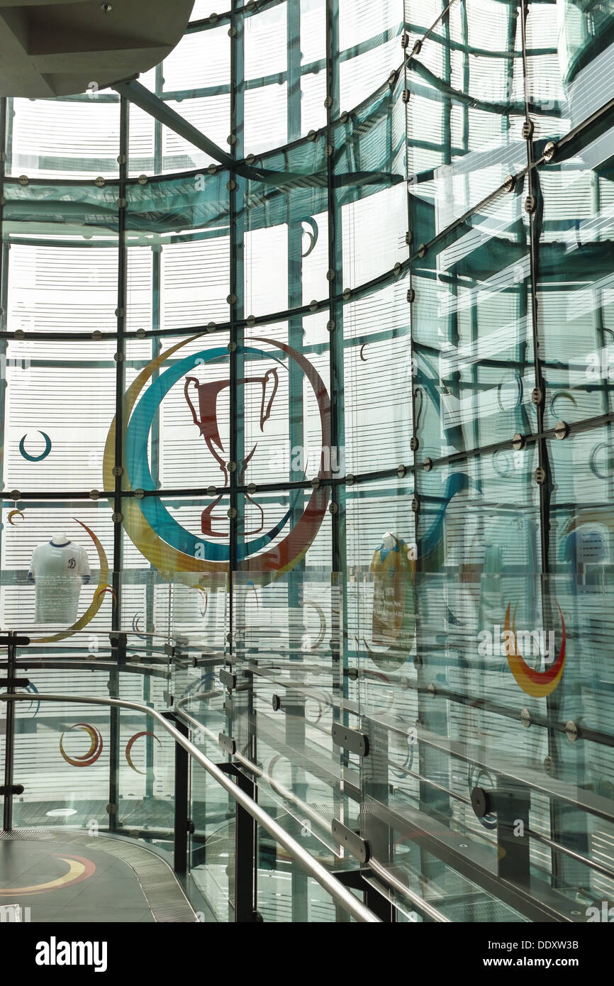 Vetro decorativo windows nel Museo Nazionale del calcio all'Urbis nel centro della città di Manchester, Regno Unito Foto Stock