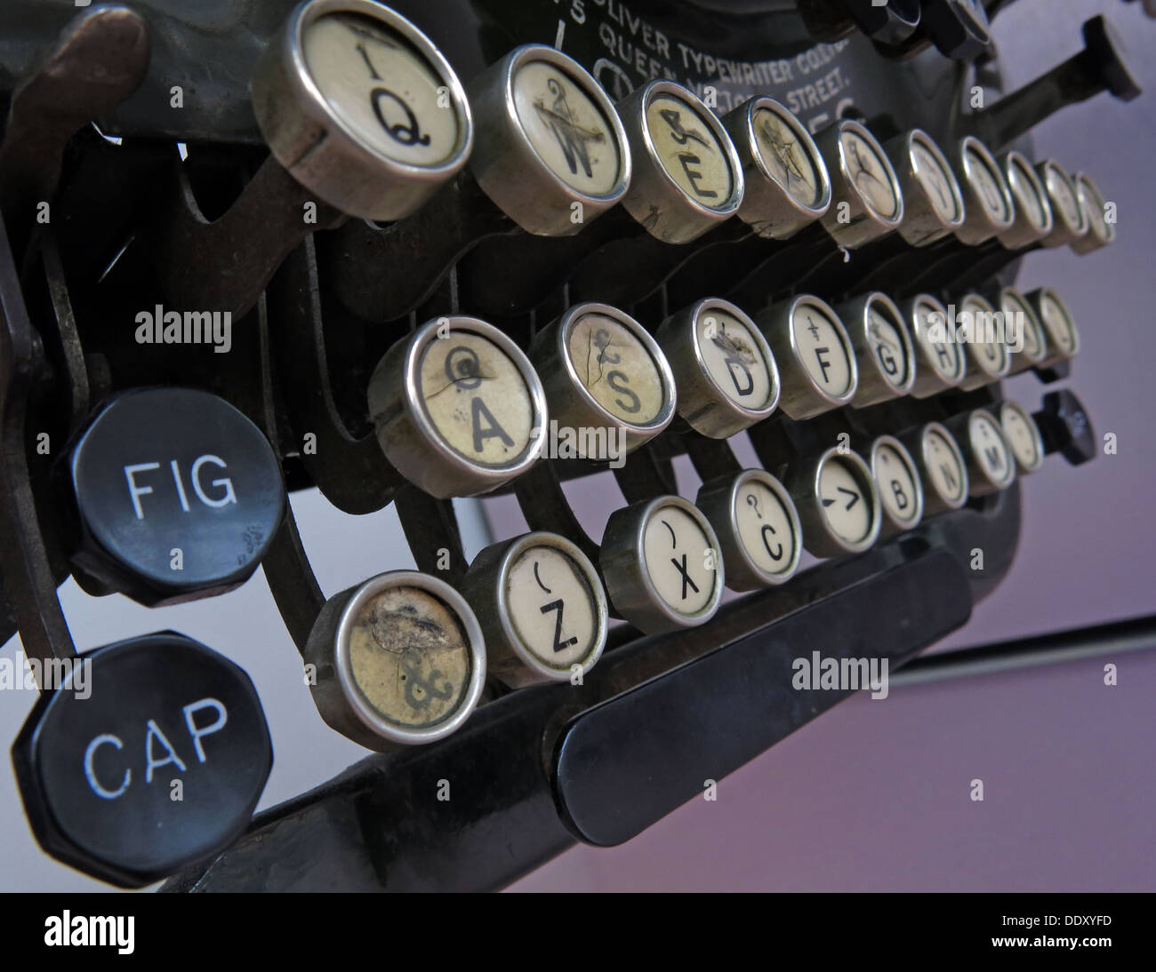 Vecchio vittoriano classico macchina macchina da scrivere. Nero con tasti in avorio Foto Stock