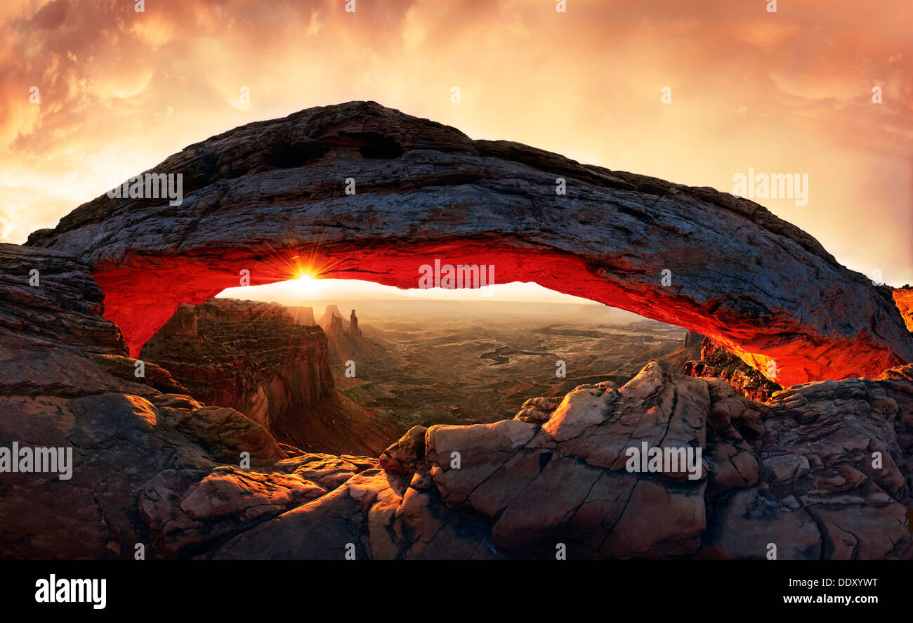 Sunrise a Mesa Arch arco in pietra Foto Stock