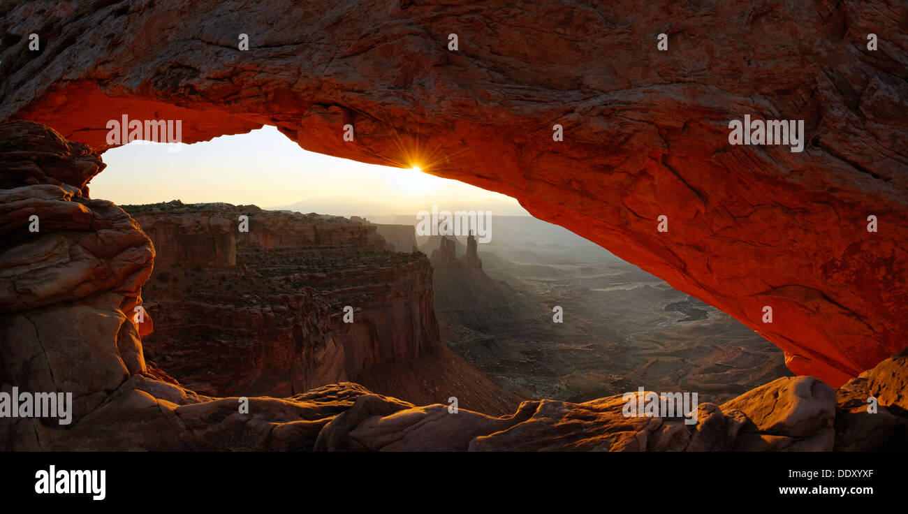 Sunrise a Mesa Arch arco in pietra Foto Stock