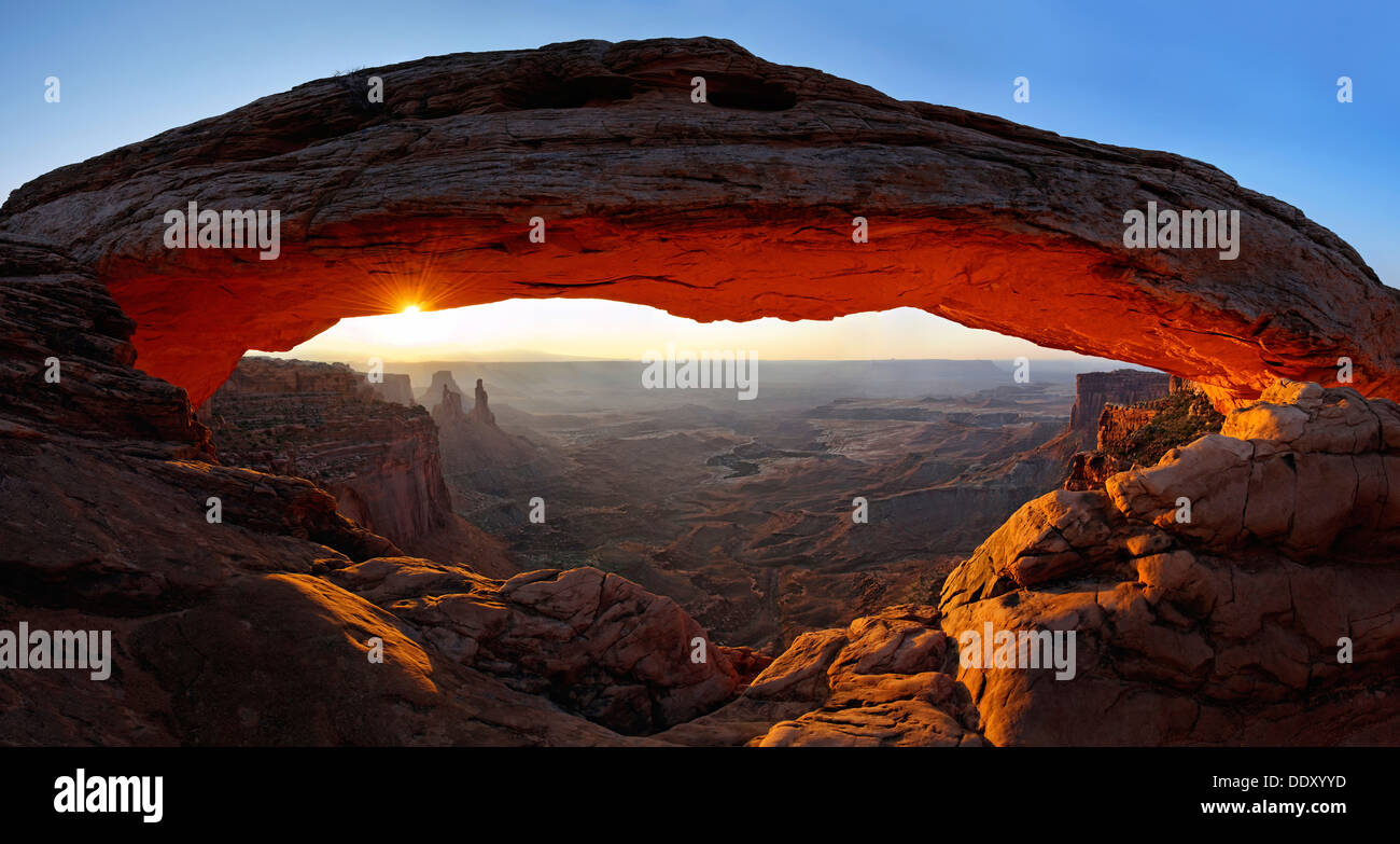 Sunrise a Mesa Arch arco in pietra Foto Stock