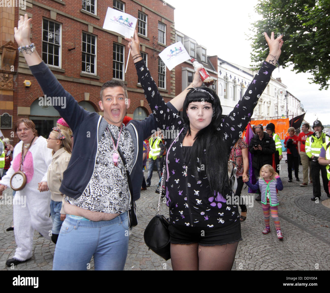 Coppia felice a Warrington orgoglio Settembre 2013 Cheshire England Regno Unito WA1 Foto Stock