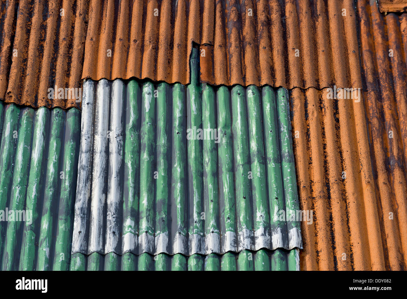 Rusty ferro corrugato tetto Foto Stock