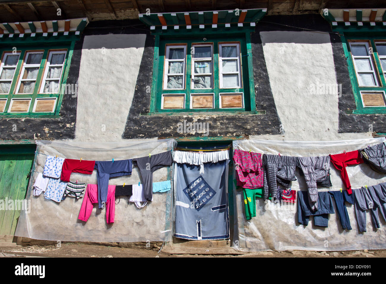 Una casa con un lavaggio e asciugatura a Namche Bazaar, il villaggio Sherpa, 3.440 m (11,286 ft), Khumbu e Sagarmatha, Nepal, Asia Foto Stock