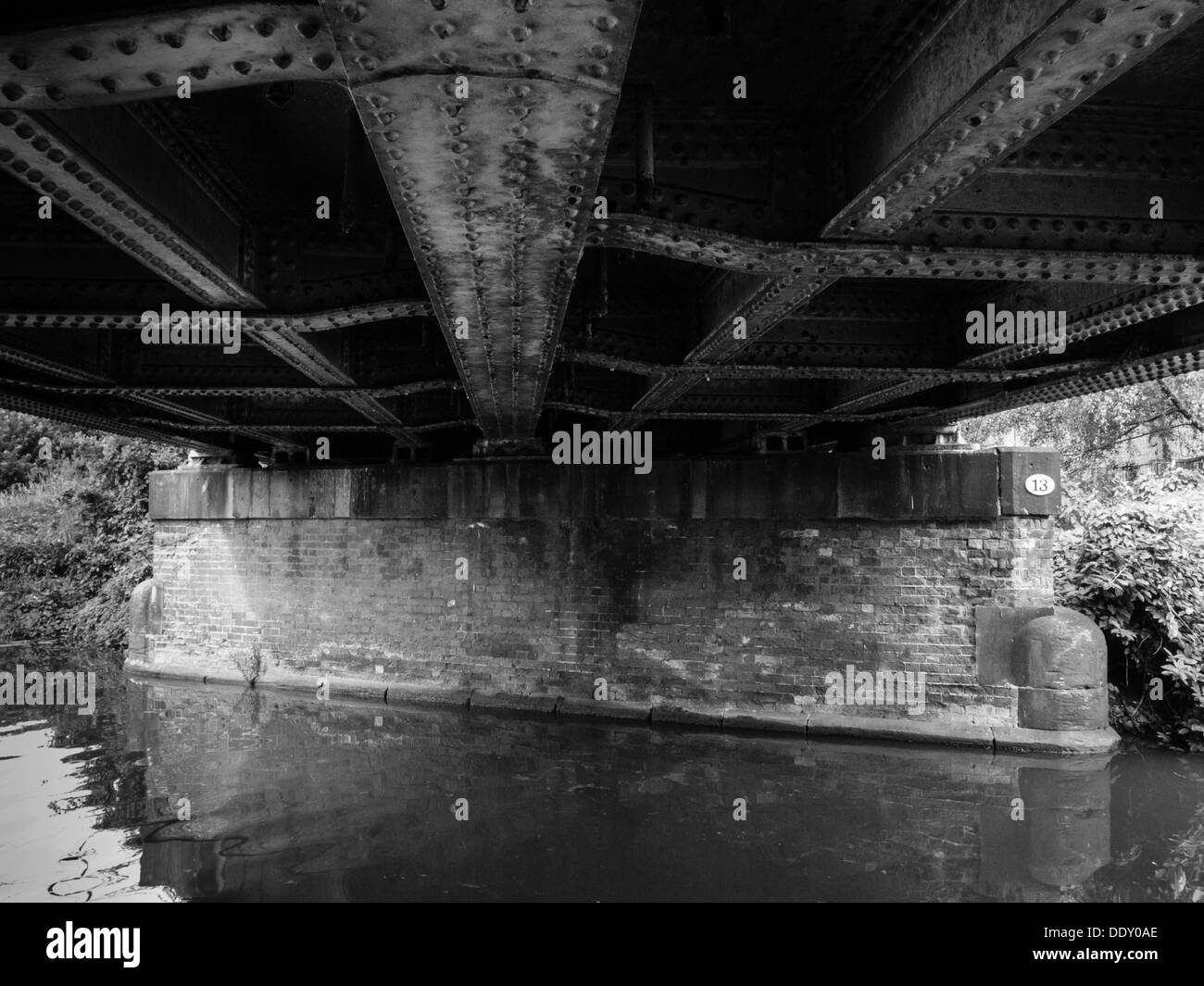 La parte inferiore di un ponte lungo il canale di Nottingham. Nottingham, Regno Unito Regno Unito Foto Stock