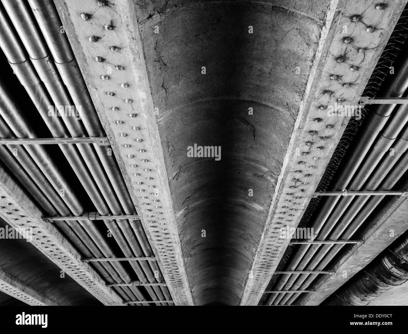 La parte inferiore di un ponte lungo il canale di Nottingham. Nottingham, Regno Unito Regno Unito Foto Stock