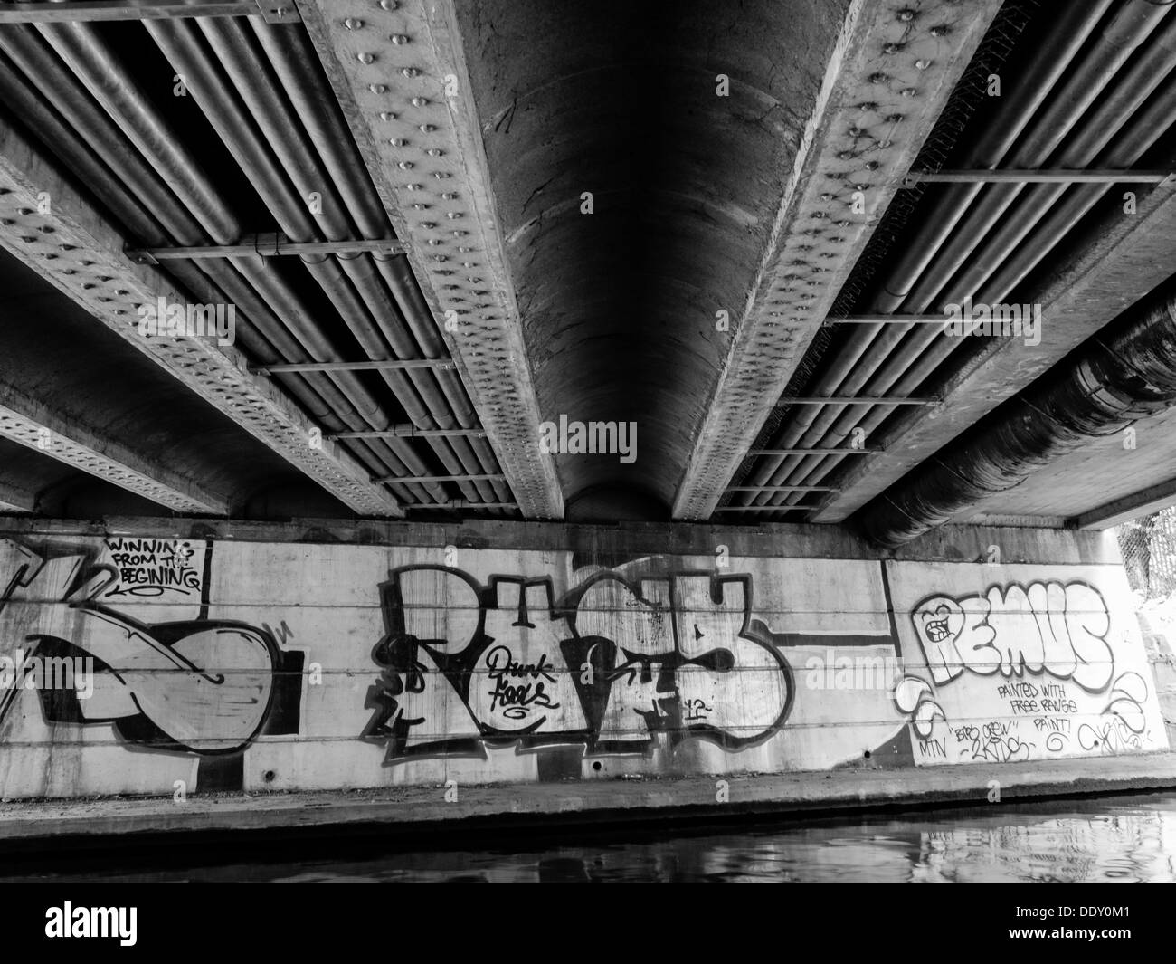 La parte inferiore di un ponte lungo il canale di Nottingham. Nottingham, Regno Unito Regno Unito Foto Stock