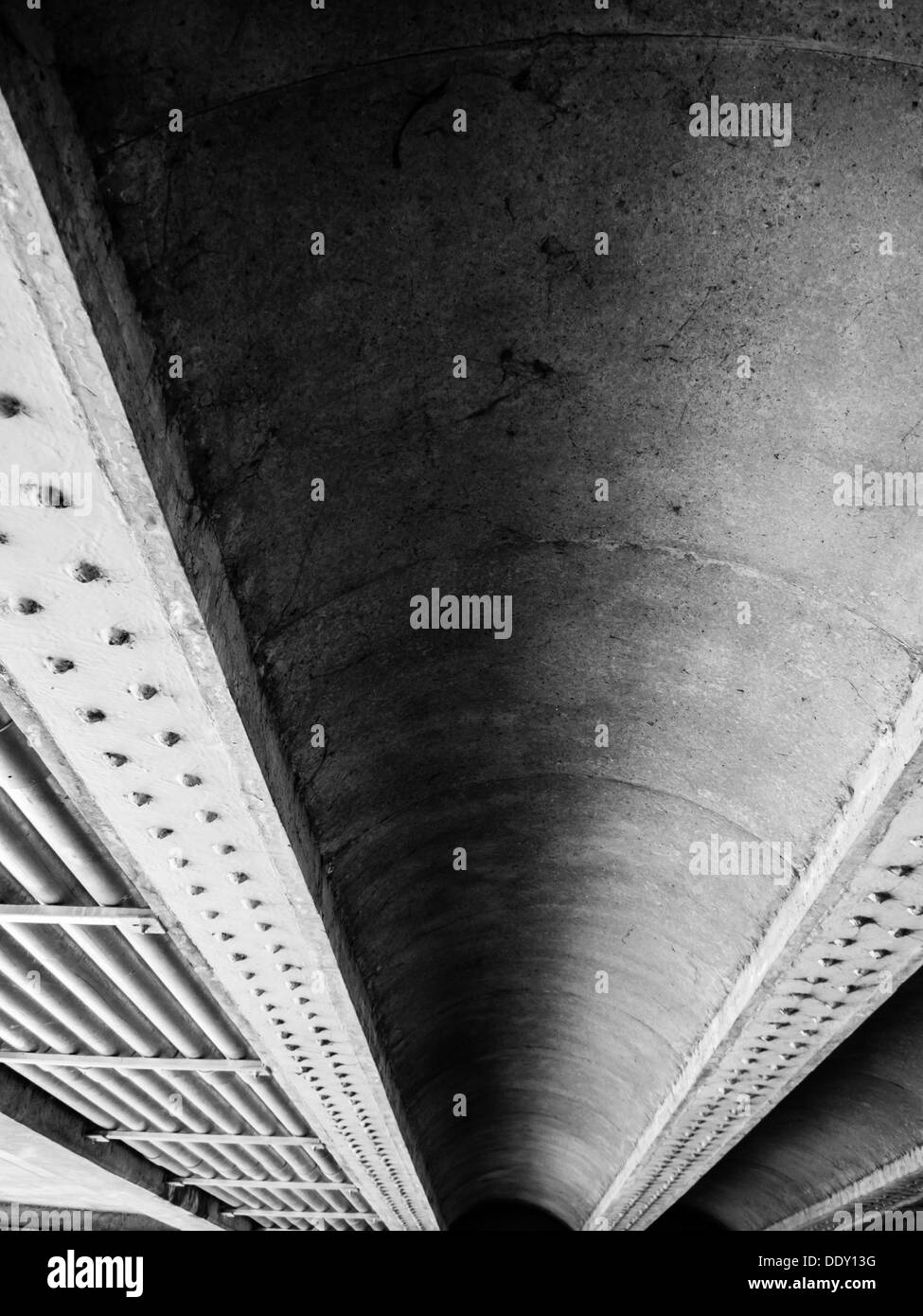 La parte inferiore di un ponte lungo il canale di Nottingham. Nottingham, Regno Unito Regno Unito Foto Stock