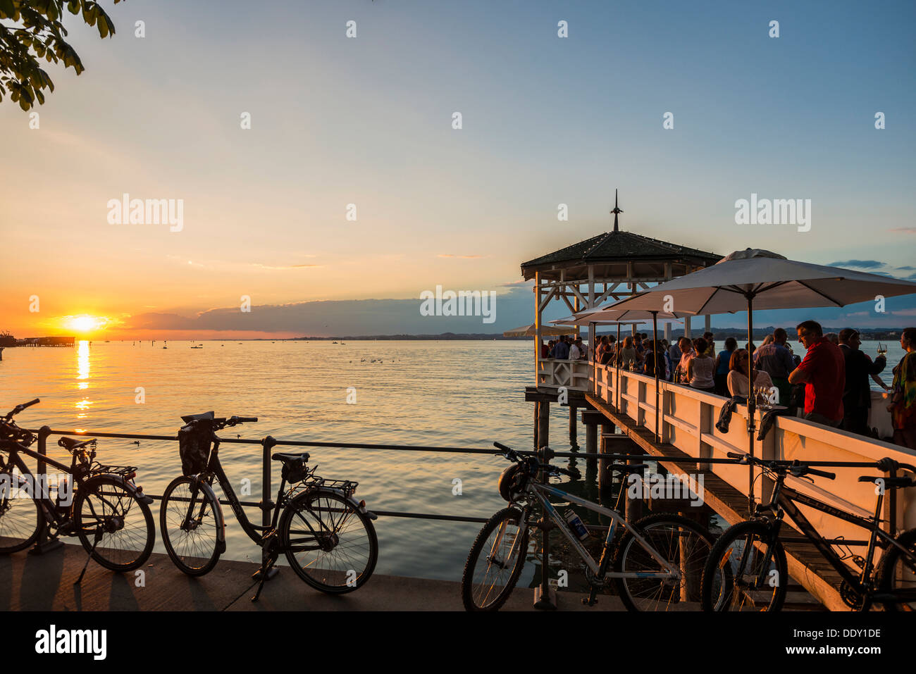 Padiglione con un bar sul Lago di Costanza al tramonto Foto Stock