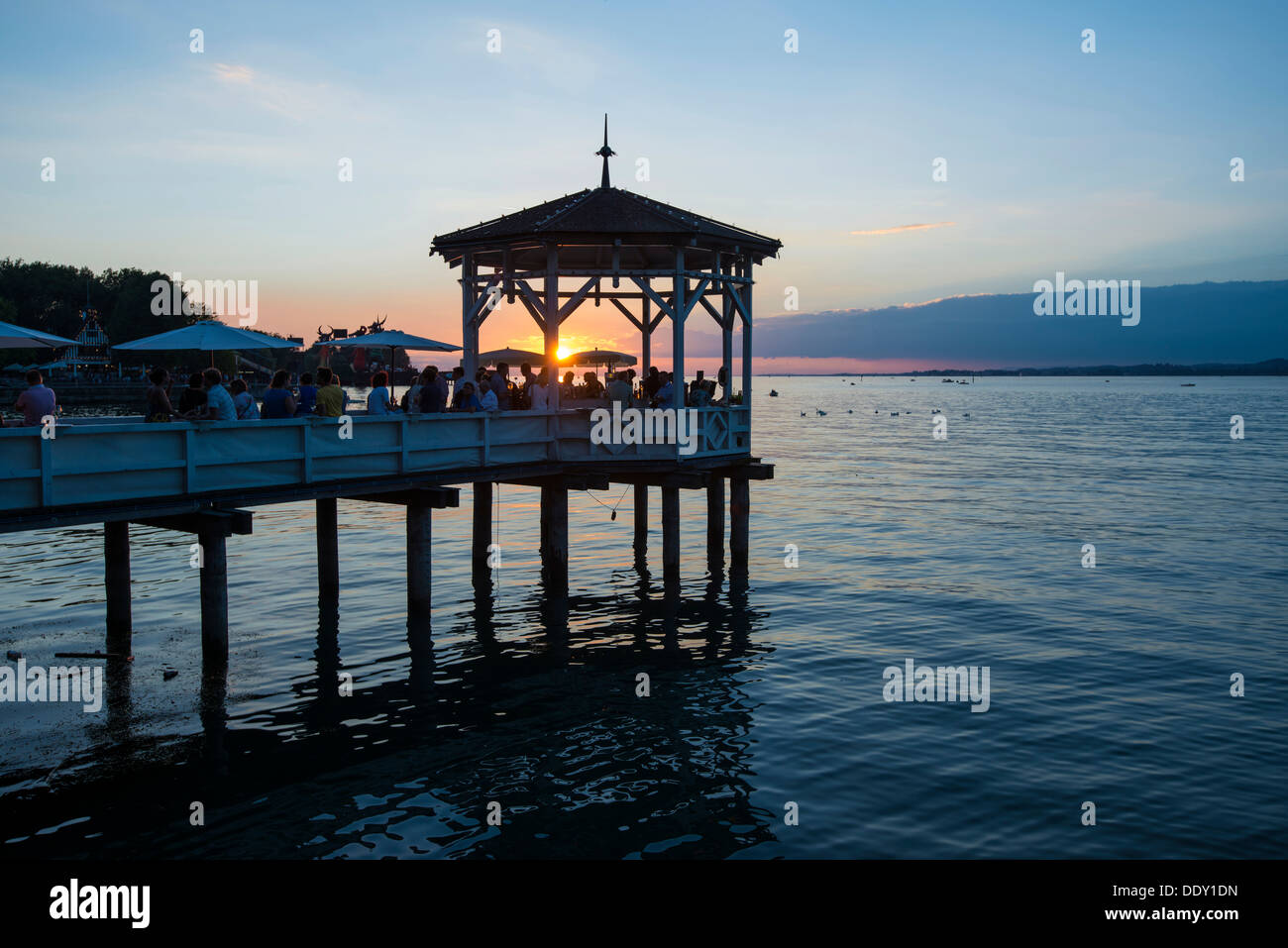 Padiglione con un bar sul Lago di Costanza al tramonto Foto Stock