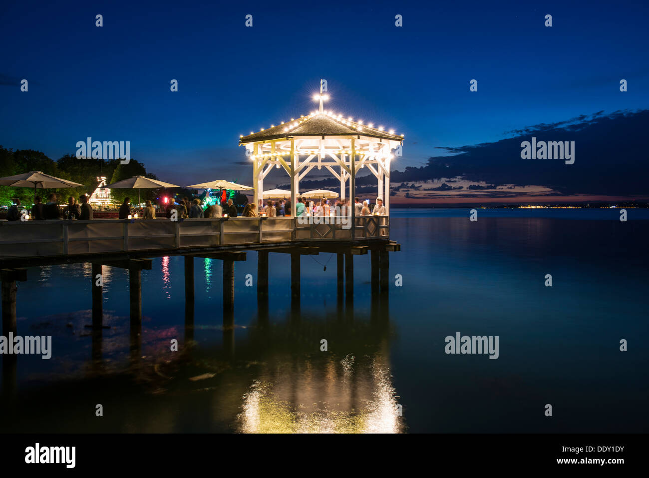 Padiglione con un bar sul Lago di Costanza di sera Foto Stock