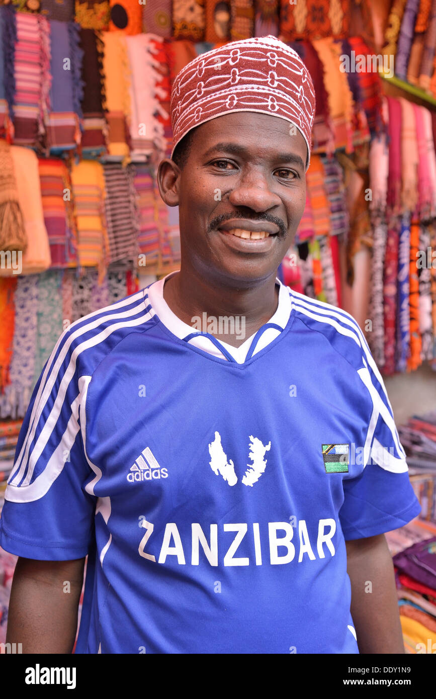 Commerciante di abbigliamento che indossa una maglia da calcio di Zanzibar eroi Foto Stock