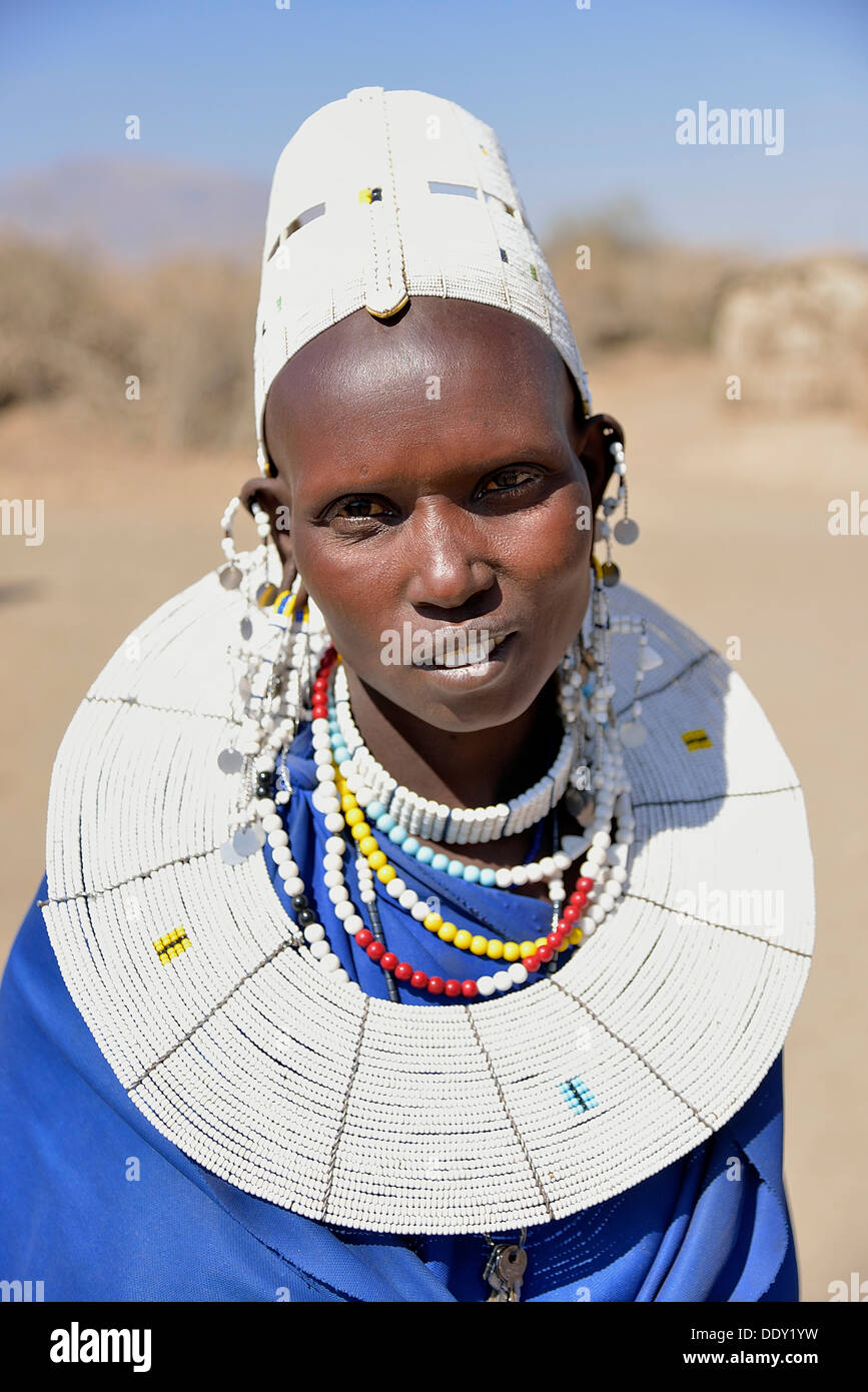 Maasai donna che indossa abiti tradizionali Foto Stock