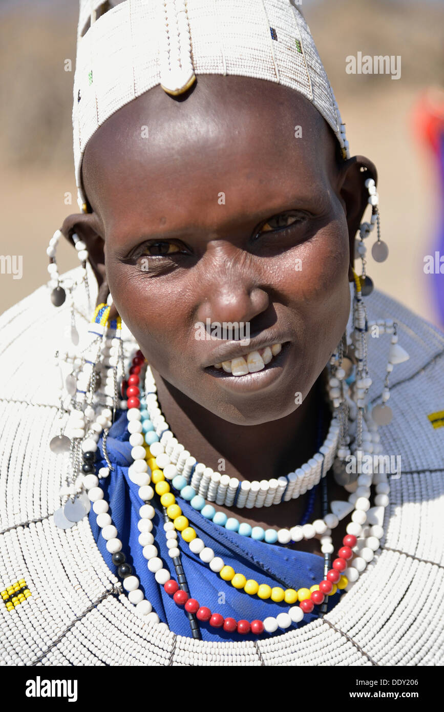 Maasai donna che indossa gioielli tradizionali Foto Stock