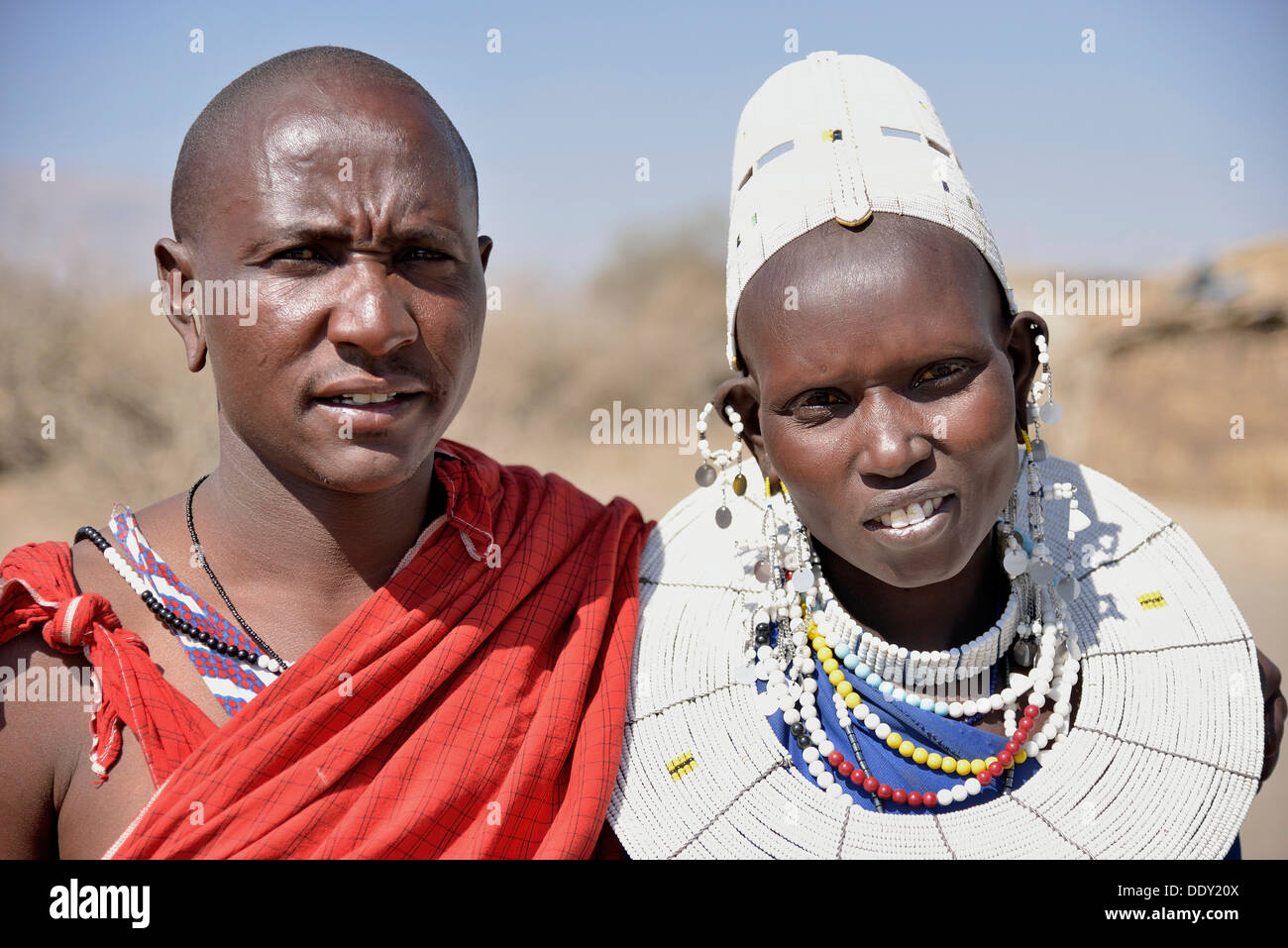 Maasai uomo e di una donna che indossa abiti tradizionali Foto Stock