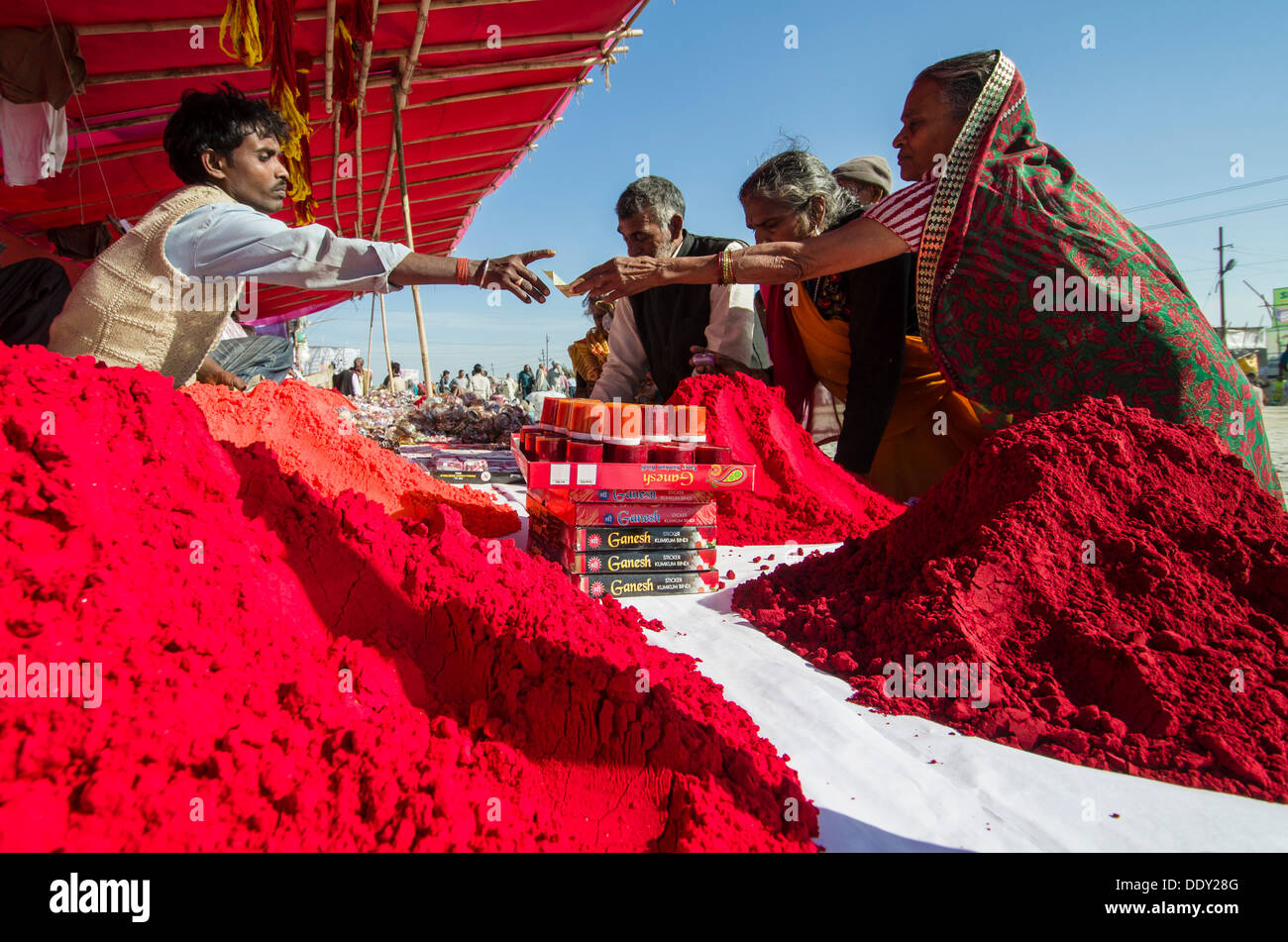 Vendita Streetvendor colorante rosso in polvere per uso religioso durante il Kumbha Mela Foto Stock