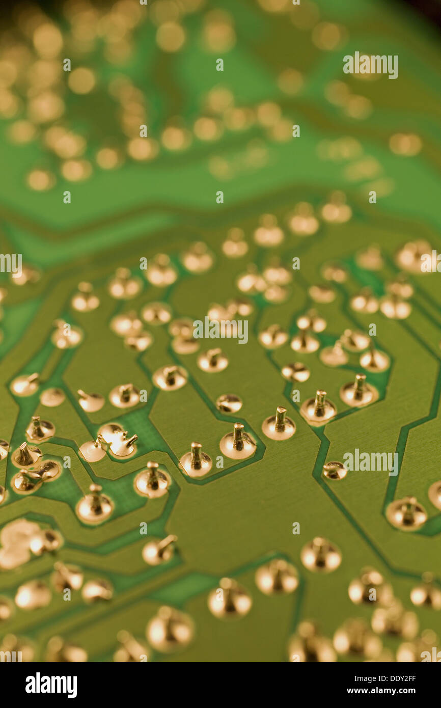 Close-up di un verde color oro e circuito di computer di bordo Foto Stock
