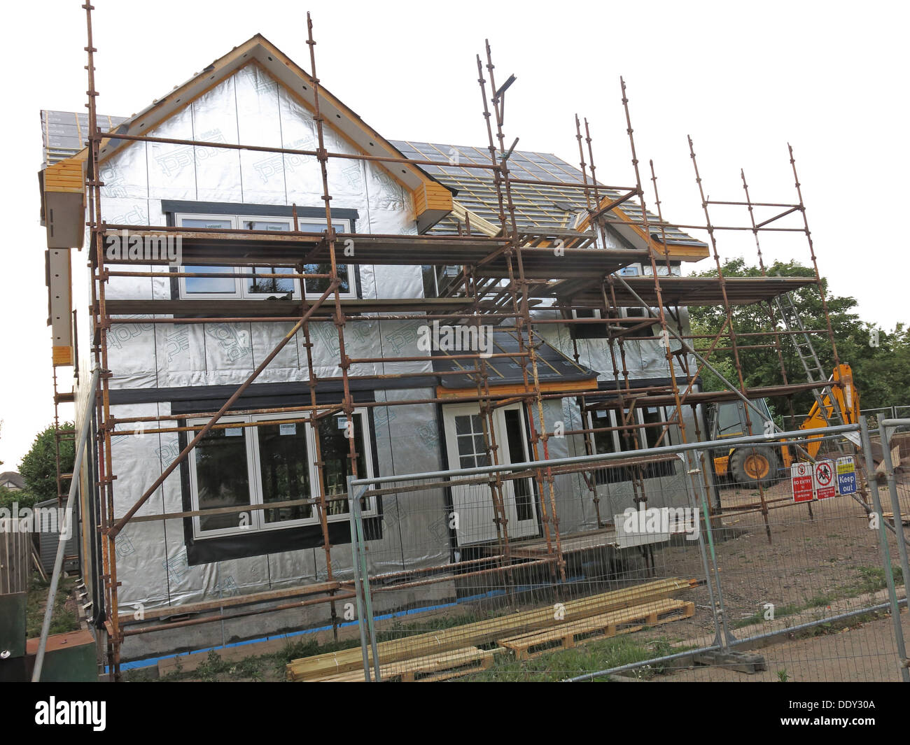 La struttura di legno casa in costruzione Eskbank Dalkeith Midlothian Scozia UK mostra argento lamina riflettente Foto Stock