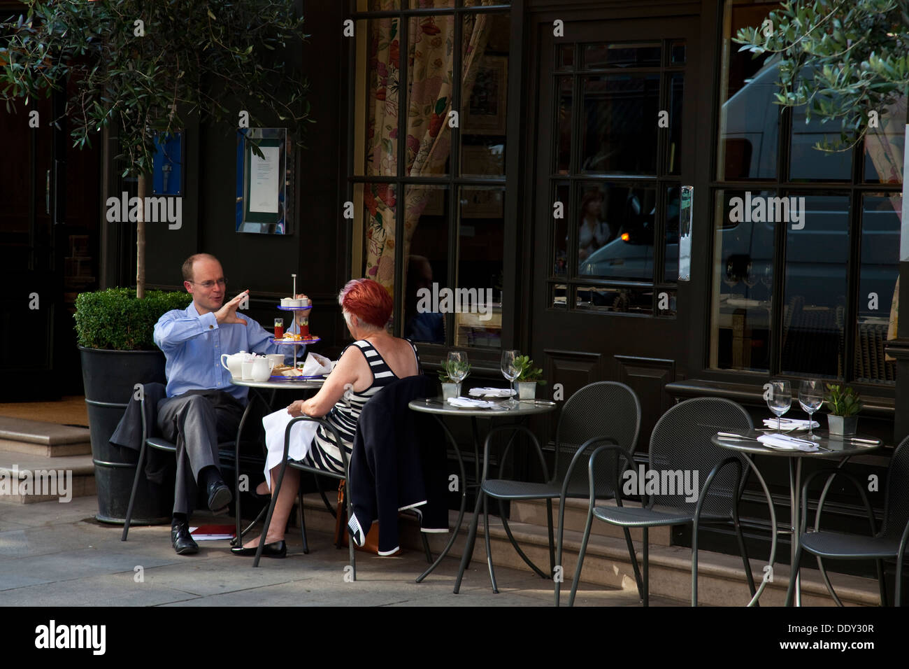 Due persone di prendere il tè del pomeriggio, Monmouth Street, Covent Garden di Londra, Inghilterra Foto Stock