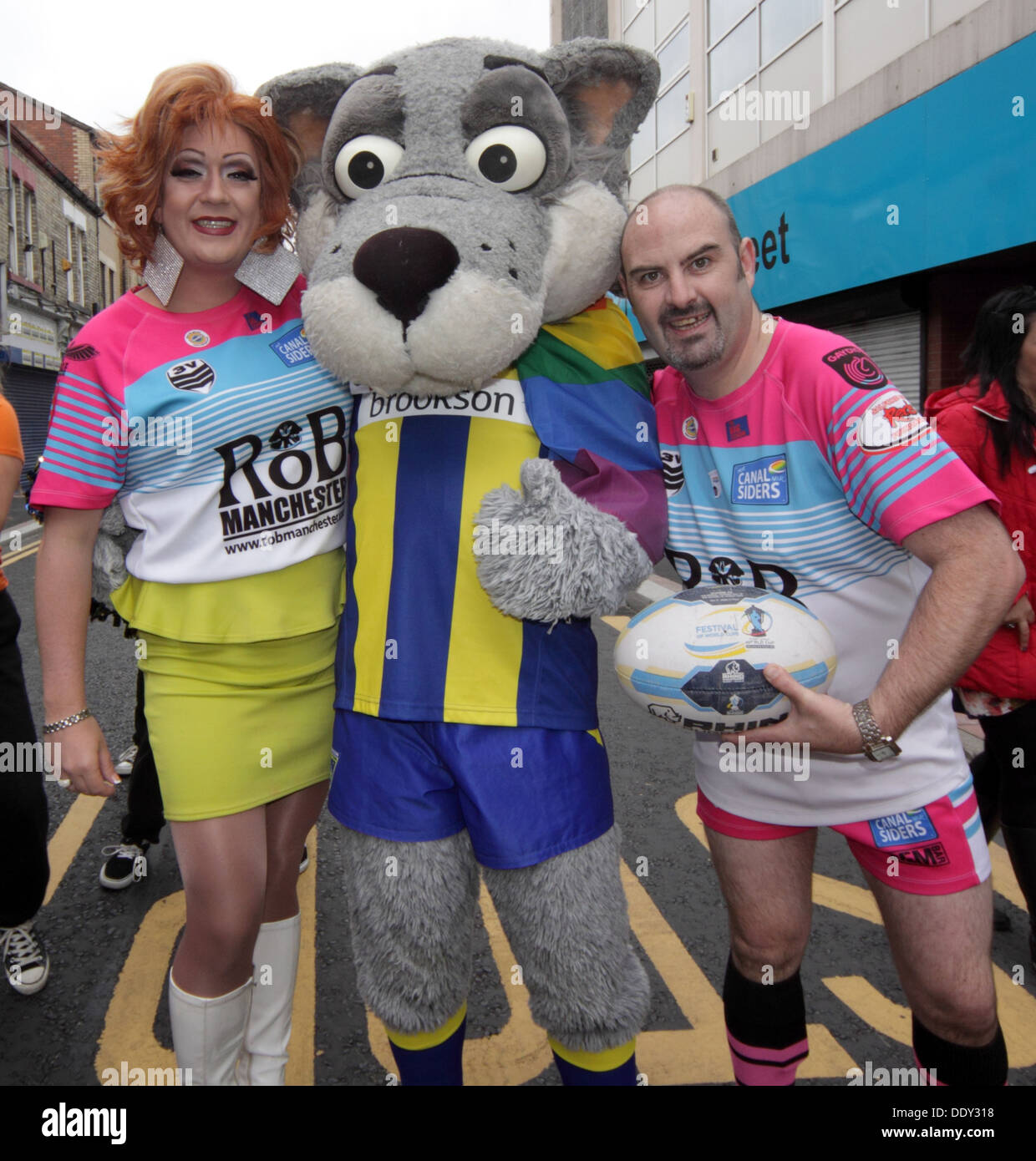 Lupi Wolfie a Warrington orgoglio Settembre 2013 Cheshire England Regno Unito WA1 Foto Stock