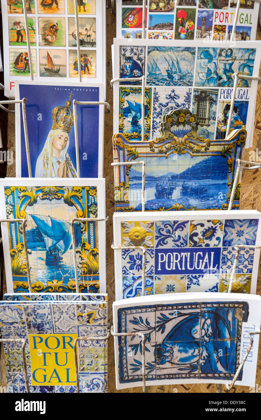 Cartoline di Coimbra su una cartolina di stand Foto Stock
