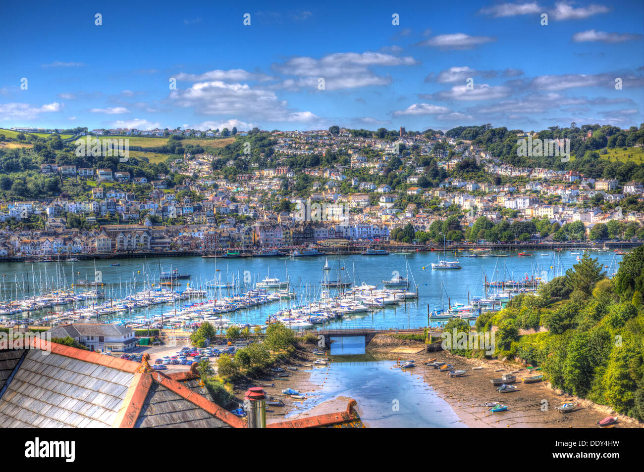 Vista del Dartmouth Devon porto e marina con barche e yacht e le splendide Blue sky e cloudscape in HDR Foto Stock