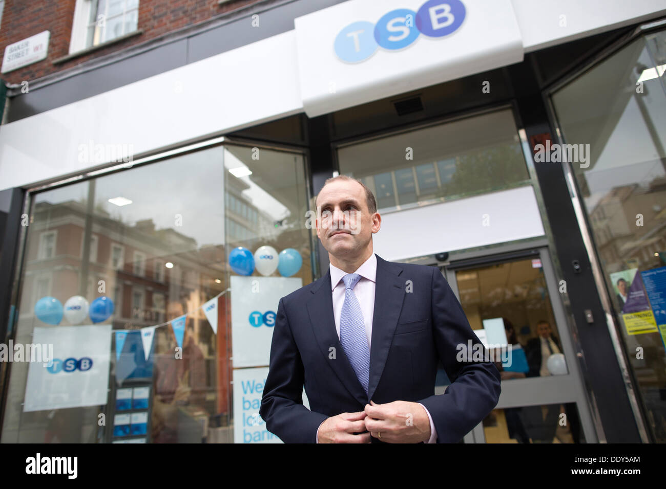 Londra, Regno Unito. 9 Sep, 2013. TSB lancio da Lloyds Banking Group, Baker Street, Londra. Più di 600 filiali e otto milioni di conti sono stati suddivisi da Lloyds al fine di soddisfare le norme di concorrenza europee. TSB Chief Executive Officer Paolo Pester apre una succursale a Londra sulle rive primo giorno di negoziazione. Credito: Jeff Gilbert/Alamy Live News Foto Stock