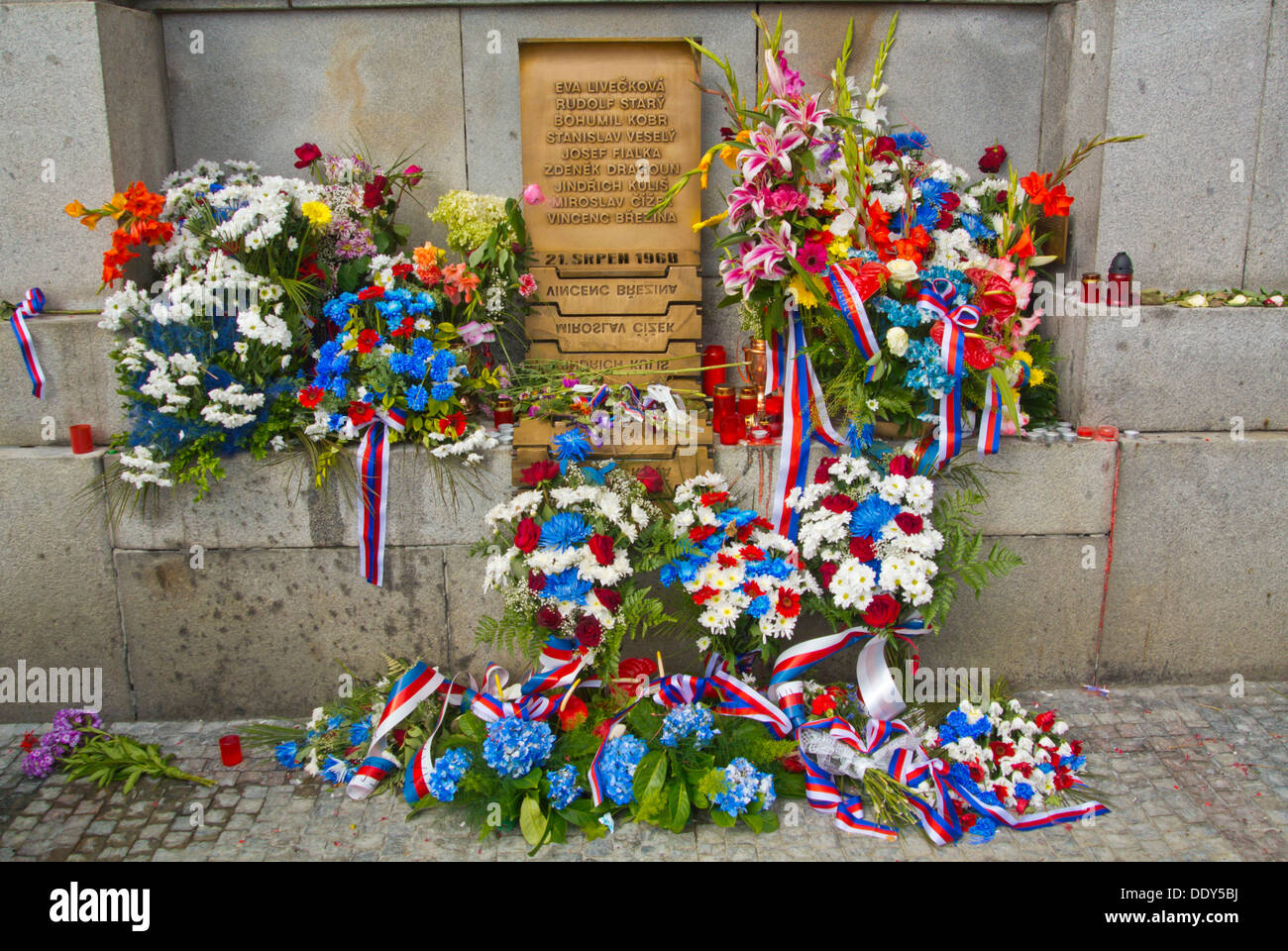 Memorial per il quarantacinquesimo anniversario del led sovietica occupazione della Cecoslovacchia a Benesovo namesti square Liberec Repubblica Ceca Foto Stock