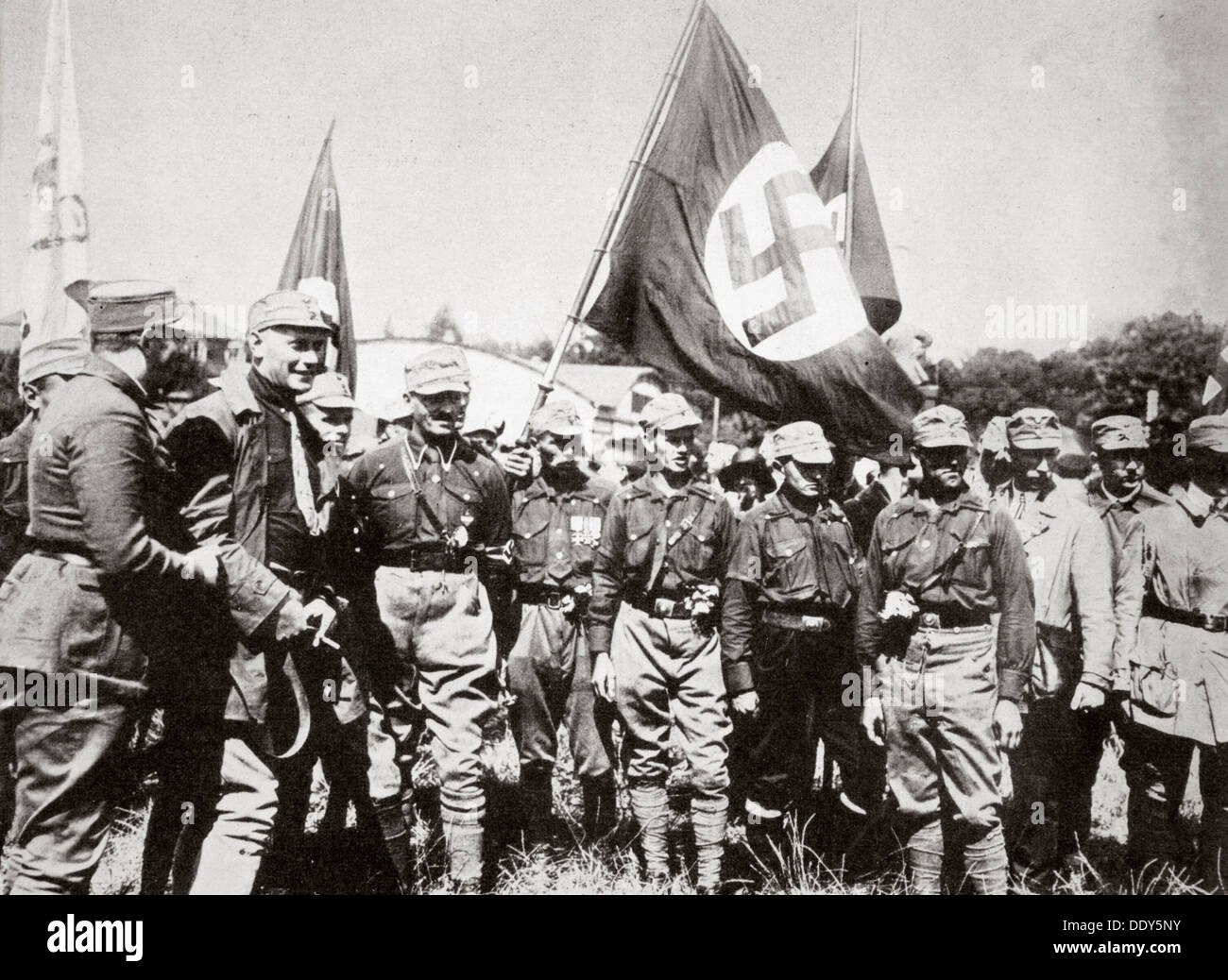 Adolf Hitler e i membri del SA al rally di Weimar, Germania, 3a-4a luglio 1926. Artista: sconosciuto Foto Stock