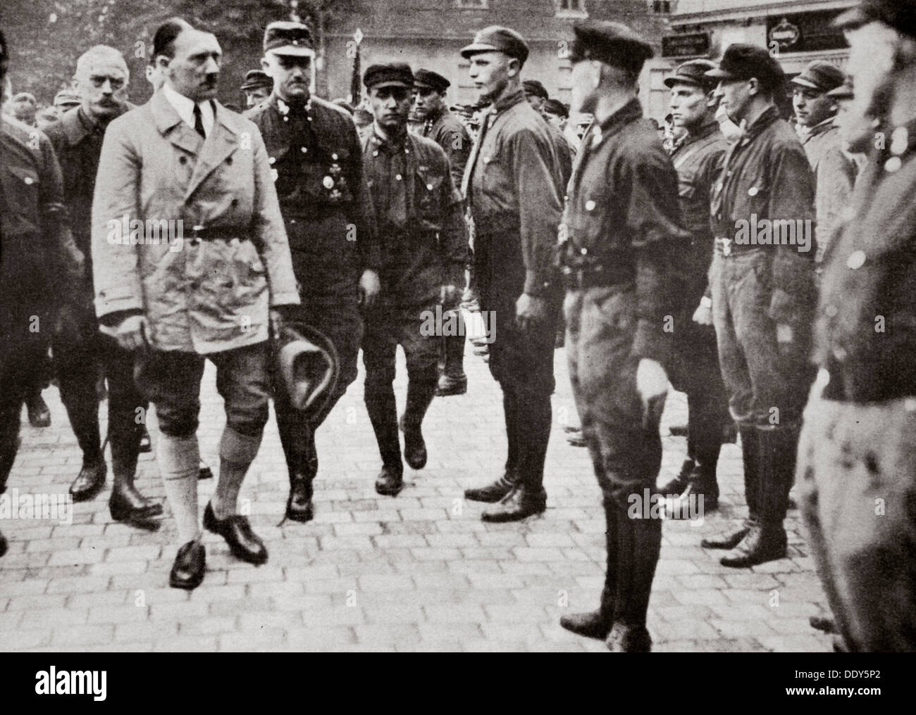 Hitler ispezione di un gruppo di deputati SA durante la II Guerra Mondiale, Germania, 1939-1945. Artista: sconosciuto Foto Stock