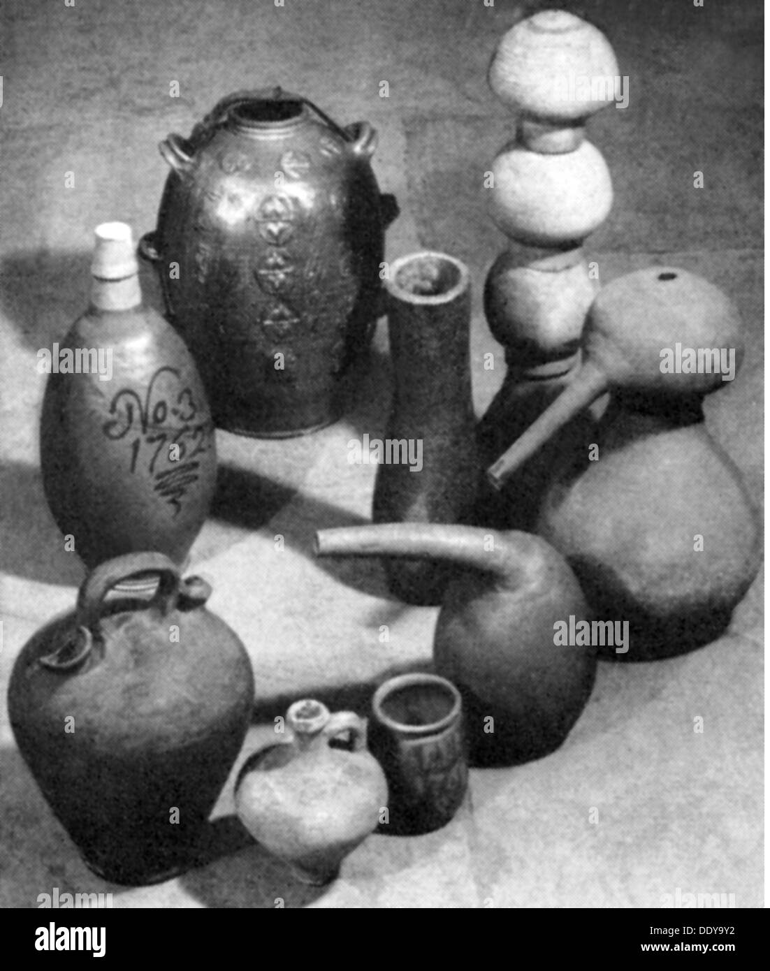 Medicina, farmacia, farmacia, apparato di laboratorio, XVIII secolo, Museo tedesco della Farmacia, Heidelberg, XVIII secolo, oggetto, oggetti, laboratorio, laboratorio, laboratori, laboratori, attrezzature di laboratorio, strumento, strumenti, dispositivo, dispositivi, recipiente, contenitori, contenitori, contenitori, distillati, distillazione, farmaceutica, farmacologia, medicina, farmacia, farmacia, farmacia, farmacia, farmacia, farmacia, farmacia, farmacia, farmacia, laboratorio, apparecchi, farmacisti, farmacie, laboratorio, apparecchi Apparecchi da laboratorio, storici, storici, diritti aggiuntivi-clearences-non disponibili Foto Stock