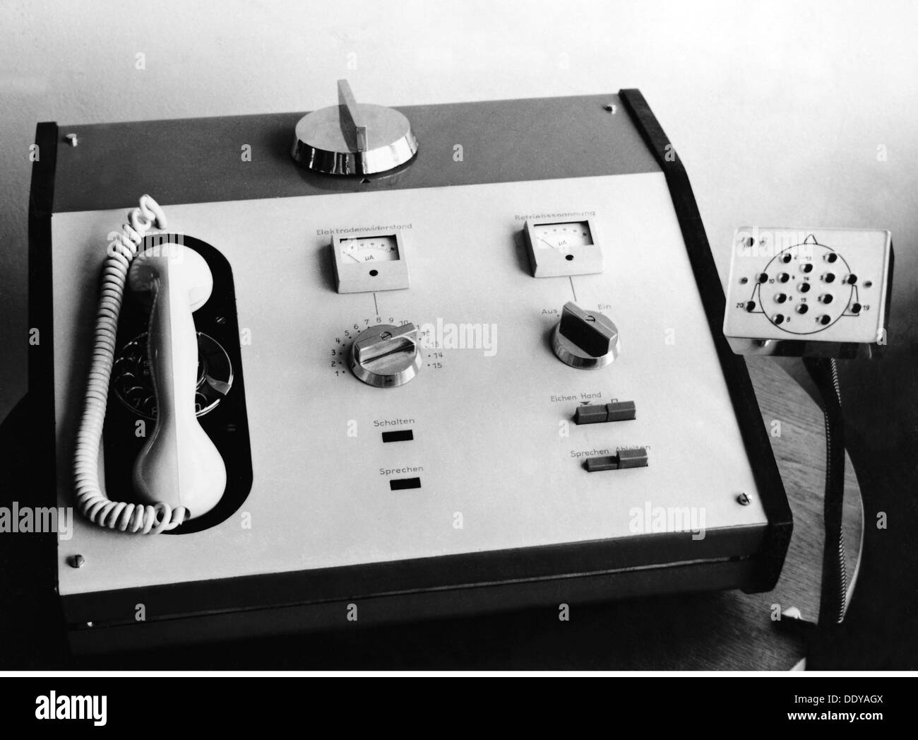 Medicina, irradiazione / raggi X / misurazione, dispositivo per la trasmissione dei risultati di un elettroencefalogramma (EEG) per telefono, sviluppato presso la clinica neurochirurgica, Karl Marx University, Lipsia, anni 60, Additional-Rights-Clearences-Not Available Foto Stock