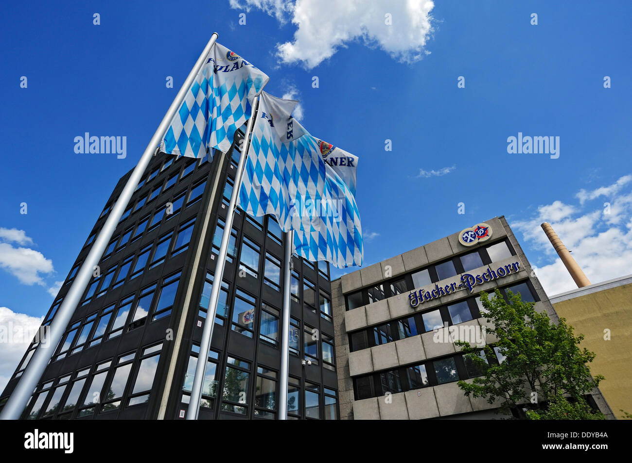 Amministrazione edificio della birreria Paulaner con bandiere su Nockherberg hill, Hochstrasse street 75, Monaco di Baviera Foto Stock