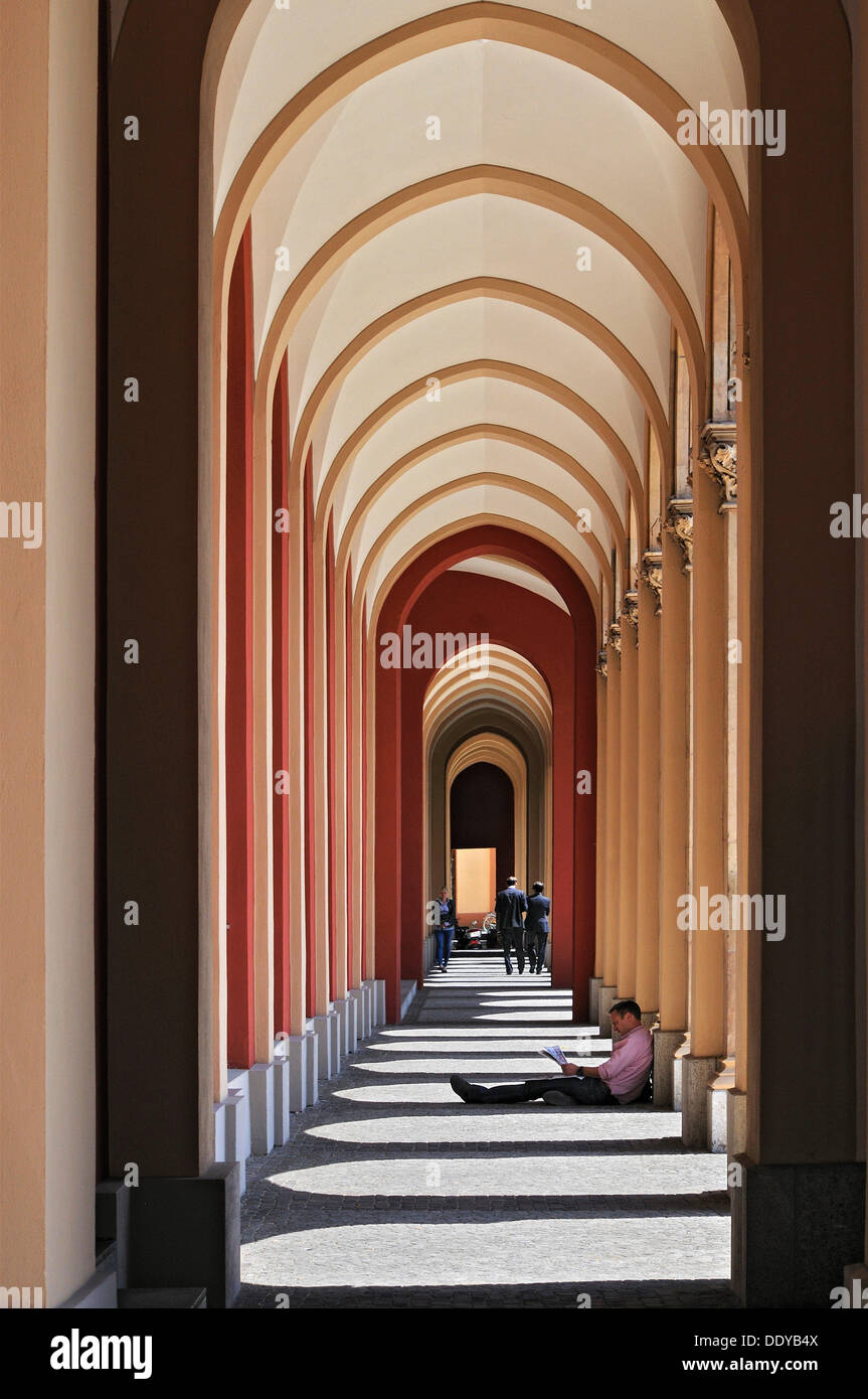 Portici presso l'edificio del governo della Baviera superiore, Maximilianstrasse street, Monaco di Baviera Foto Stock