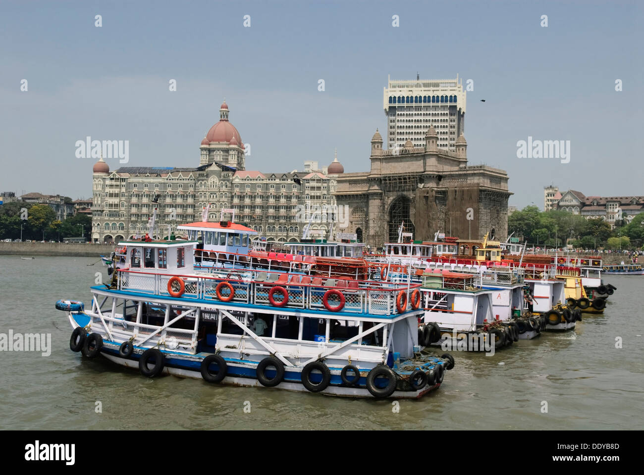 Barche di fronte alla porta dell'India e il Taj Hotel, Mumbai, India, Asia Foto Stock