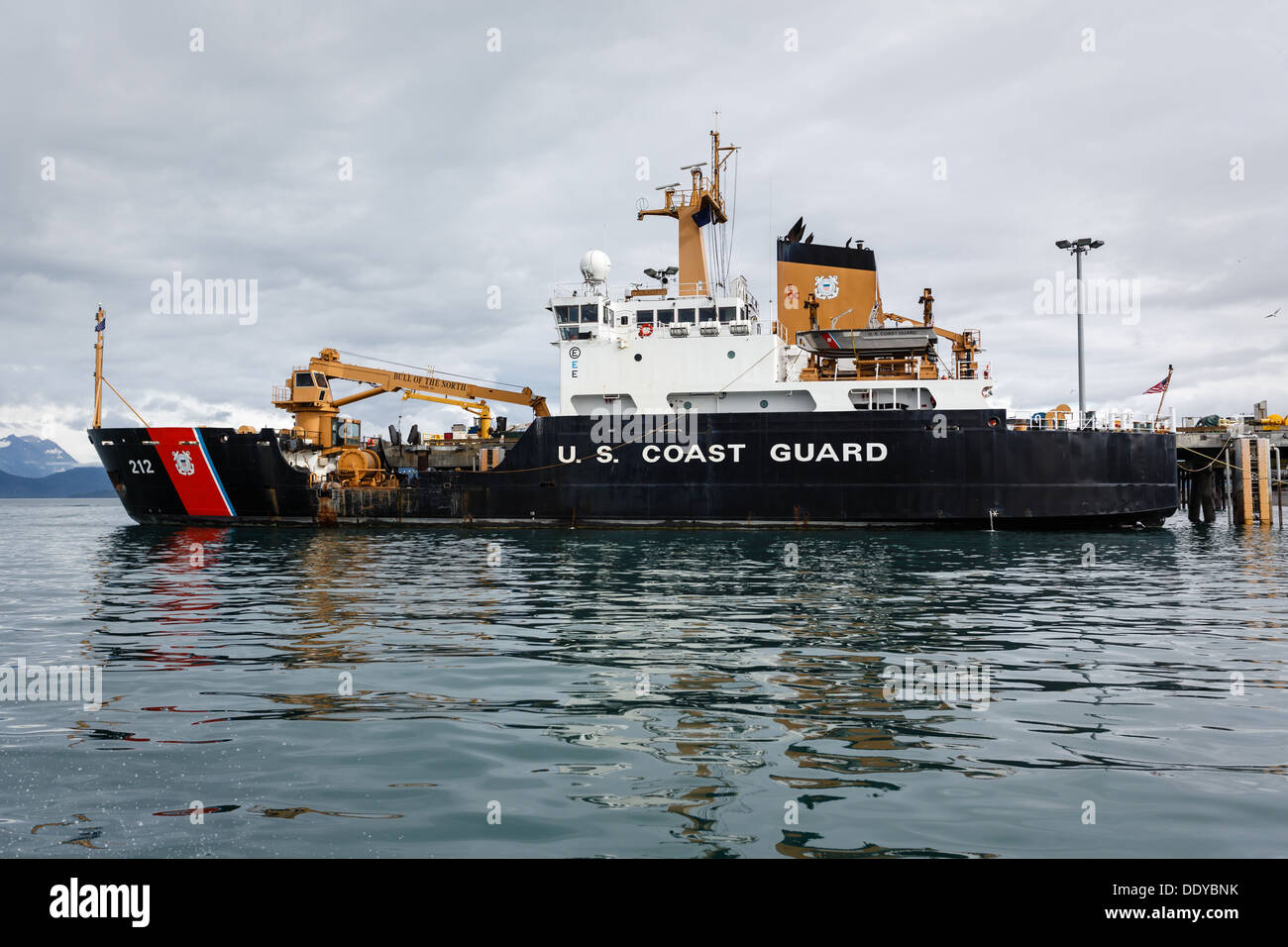 U S Guardacoste ancorate in acque in Alaska in estate Foto Stock