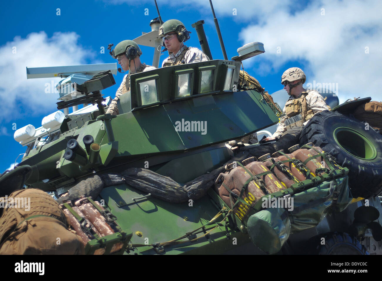 Marines americani in una luce veicolo blindato durante la simulazione di una spiaggia raid al Marine Corps base Hawaii Agosto 30, 2013 in Oahu, Hawaii. Foto Stock