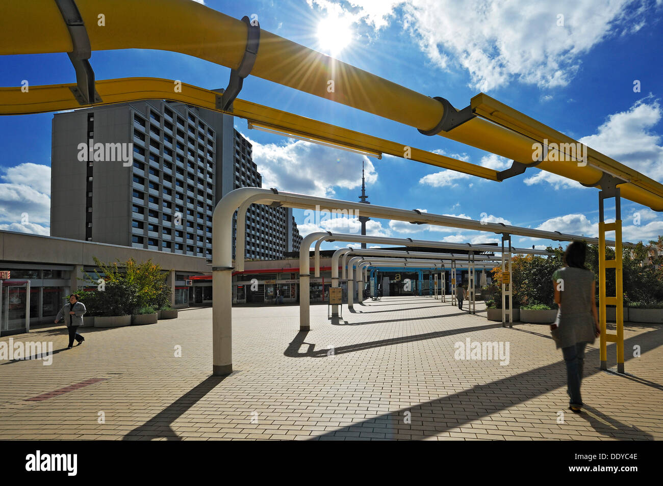 Un edificio multipiano e tubi di alimentazione nell'ex villaggio olimpico, Monaco di Baviera Foto Stock
