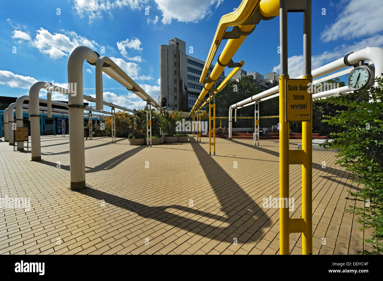 Un edificio multipiano e tubi di alimentazione nell'ex villaggio olimpico, Monaco di Baviera Foto Stock