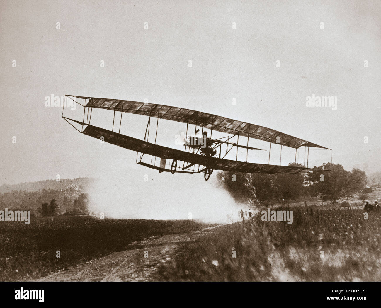 Aviatore americano Glenn Curtiss rendendo il primo più pesanti dell'aria in volo il suo 'Giugno Bug", 1908. Artista: Edwin Levick Foto Stock