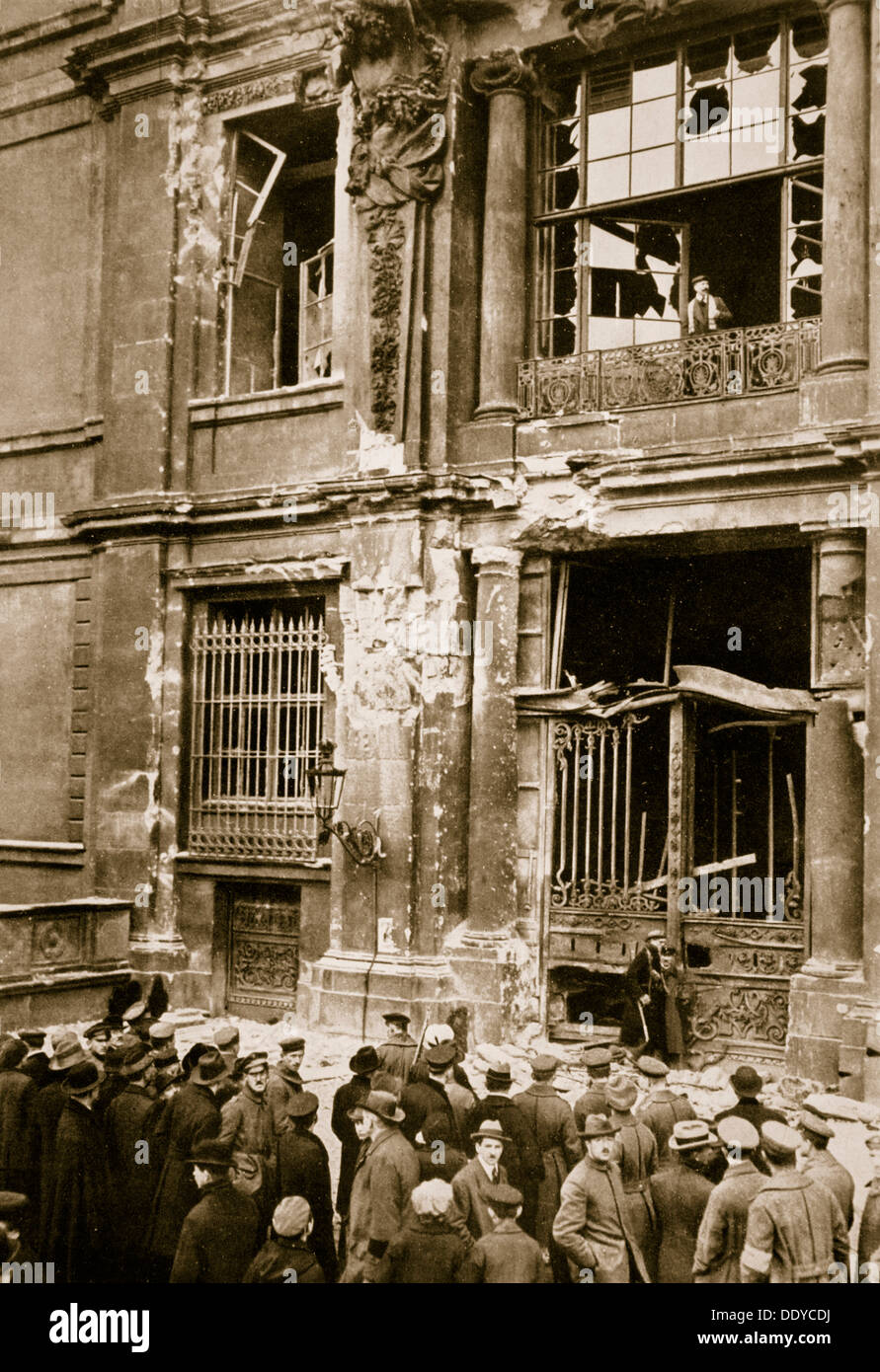 Una folla di uomini si sono riuniti di fronte ad un edificio in rovina, Germania C1918-c1919(?) (1936) artista: sconosciuto Foto Stock